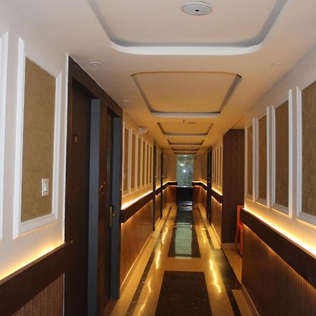 Hotel Gold Stone Kanpur Dış mekan fotoğraf
