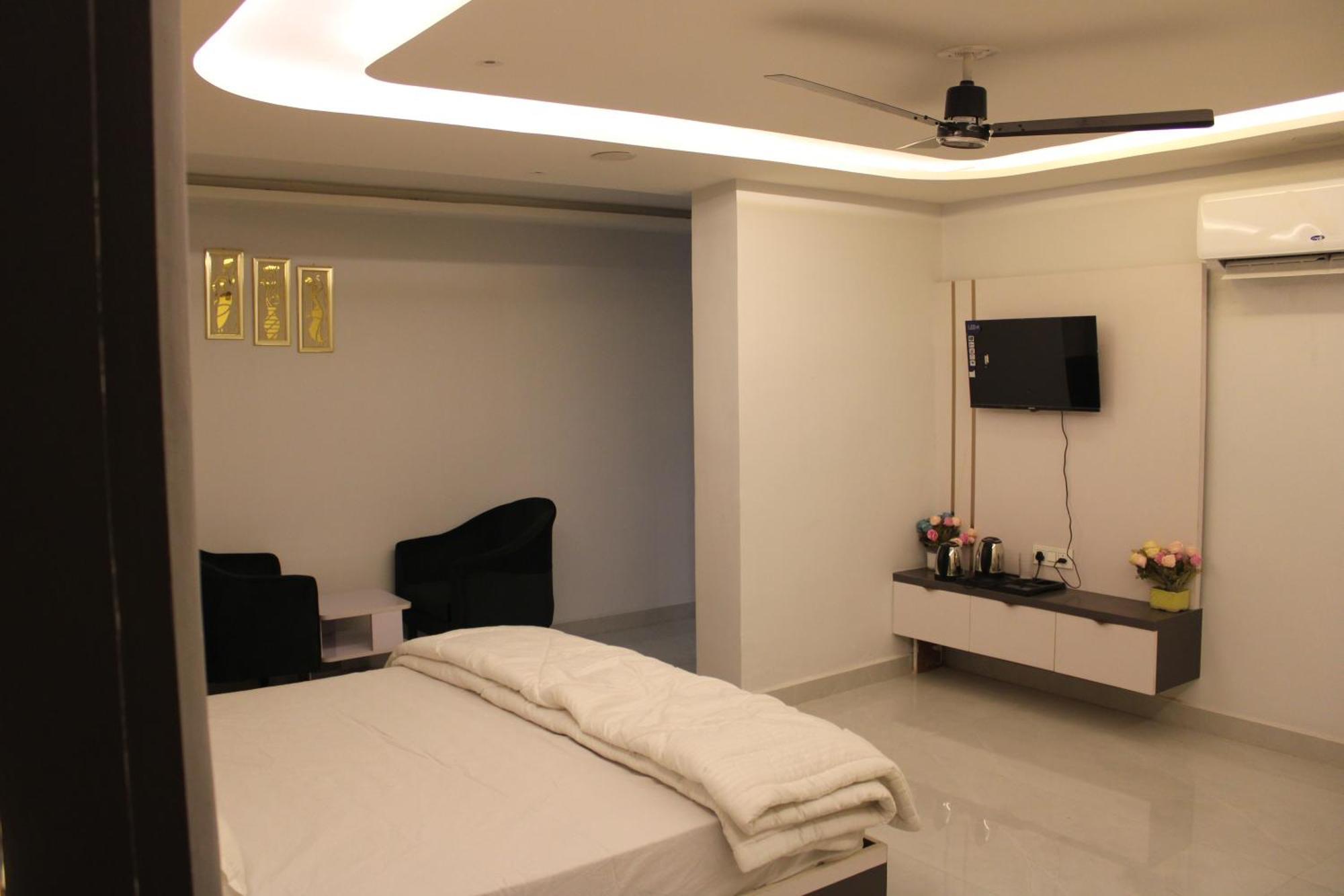 Hotel Gold Stone Kanpur Dış mekan fotoğraf